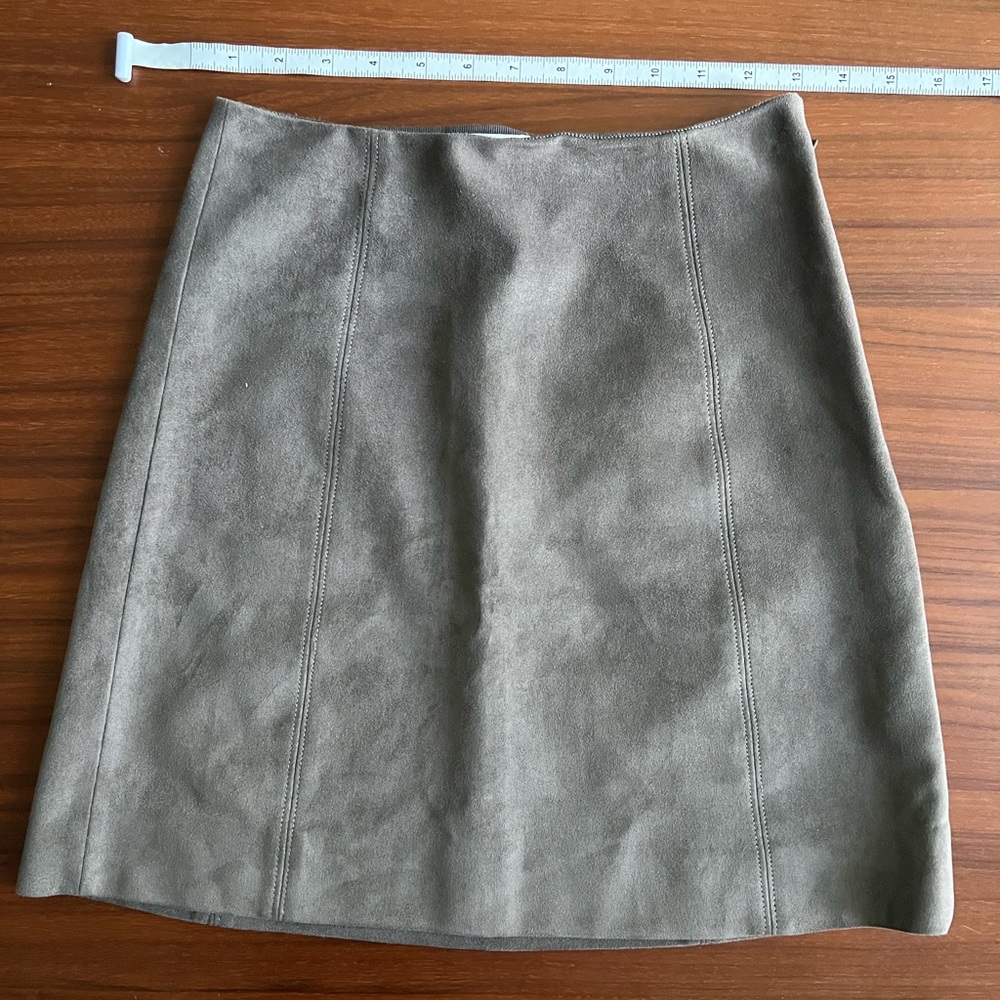Babaton Aritzia suede skirt size 2 in brown in EUC.
